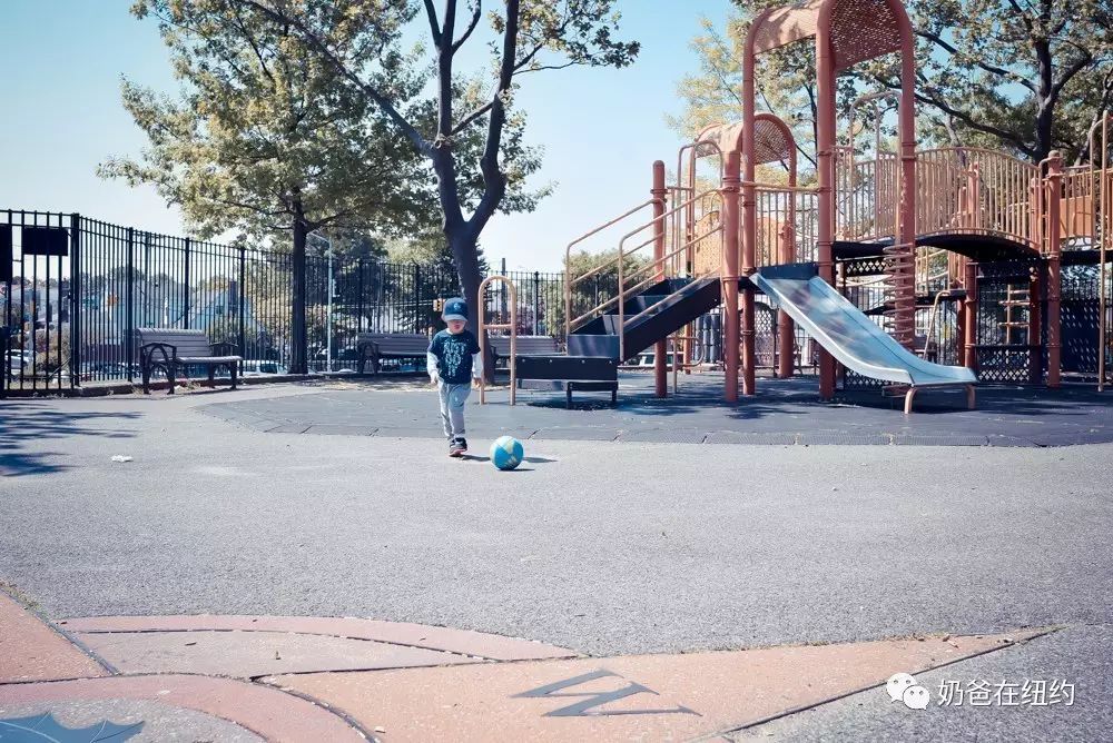 一个人踢球的少年