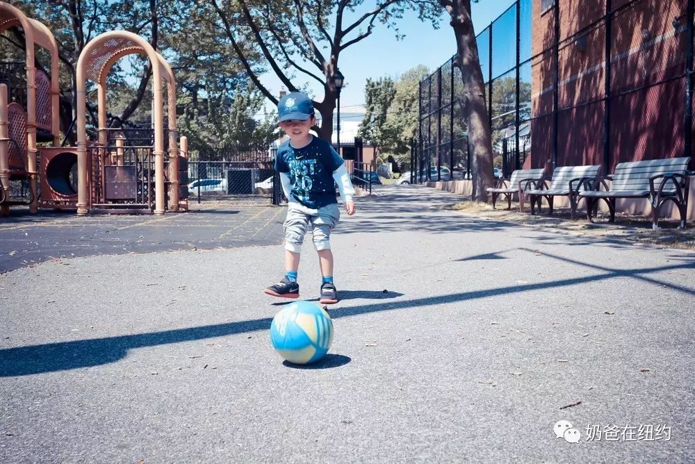 一个人踢球的少年