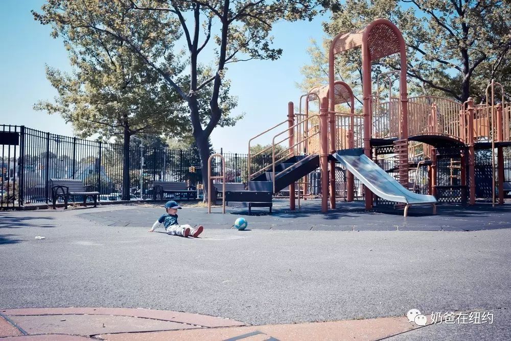 一个人踢球的少年