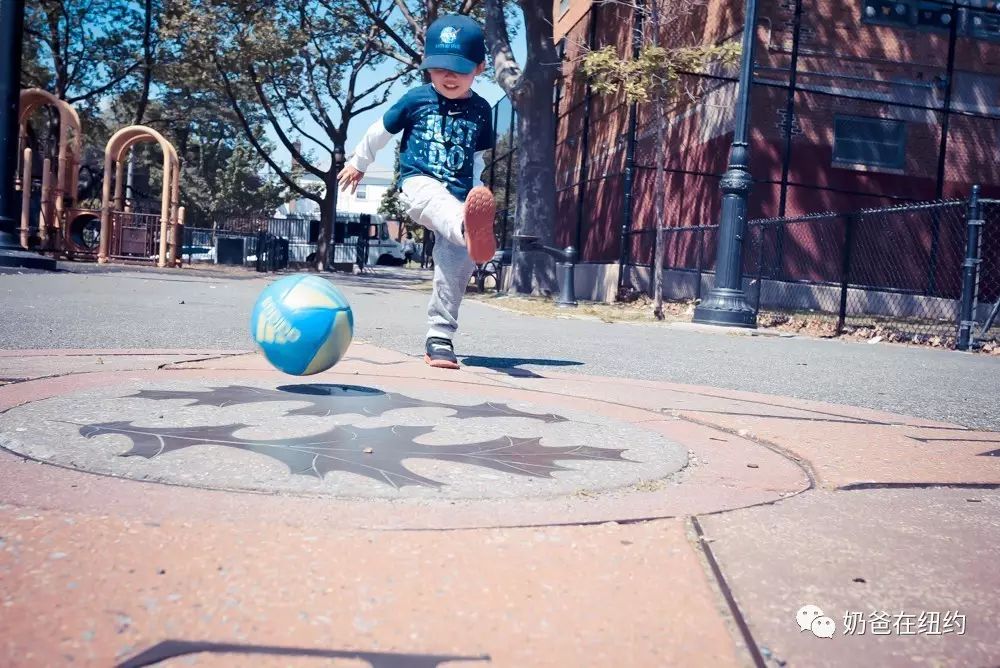 一个人踢球的少年