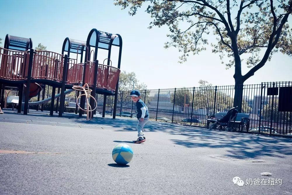 一个人踢球的少年