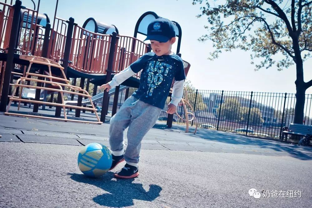 一个人踢球的少年