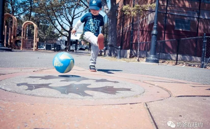 一个人踢球的少年